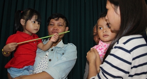 Dự định cho hai bé bị “trao nhầm” học chung